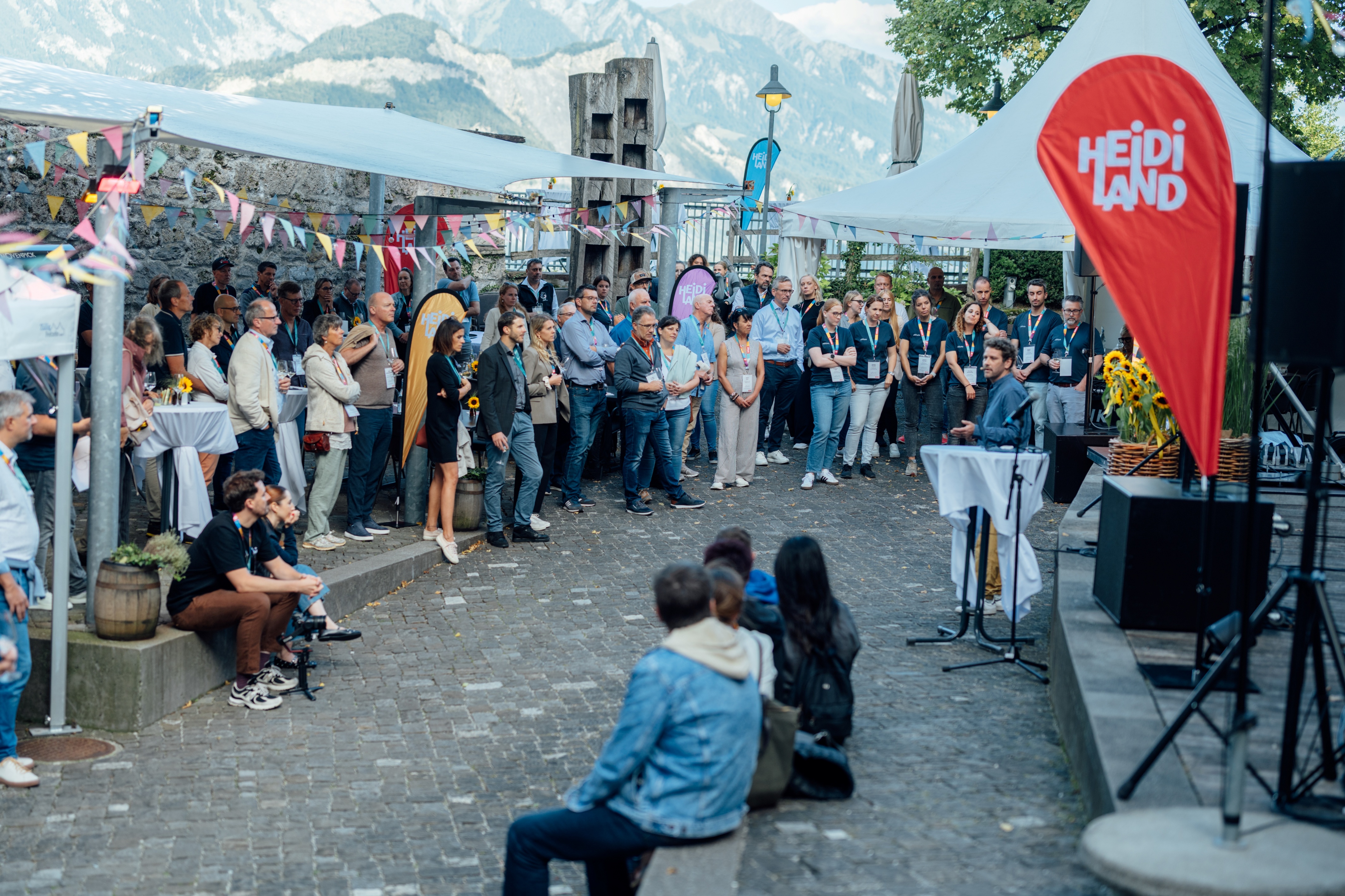 Heidiland Sommerfest 2025 im Innenhof des Schlosses Sargans Heidiland Sommerfest 2025 im Innenhof des Schlosses Sargans